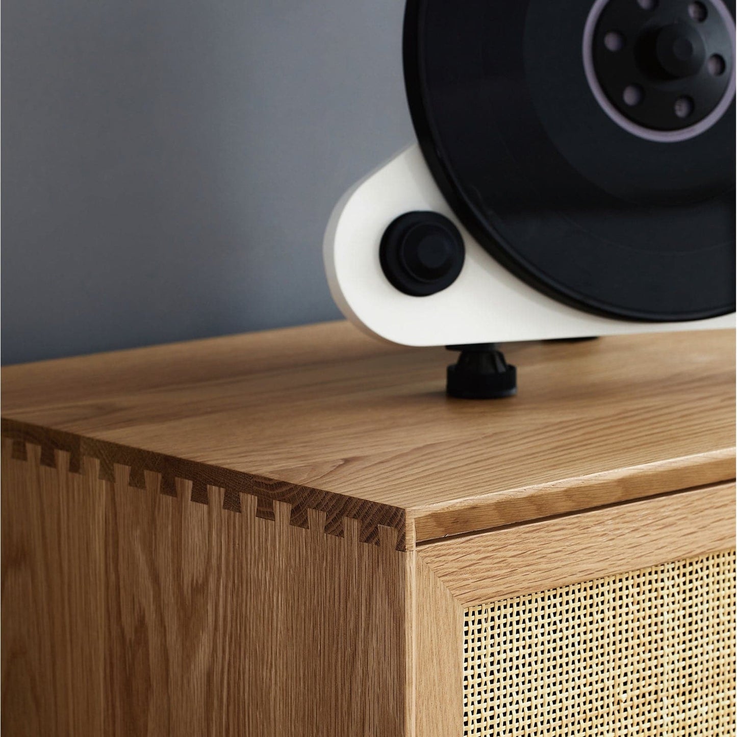 Credenza Torii / Ante e cassetti in rattan intrecciato