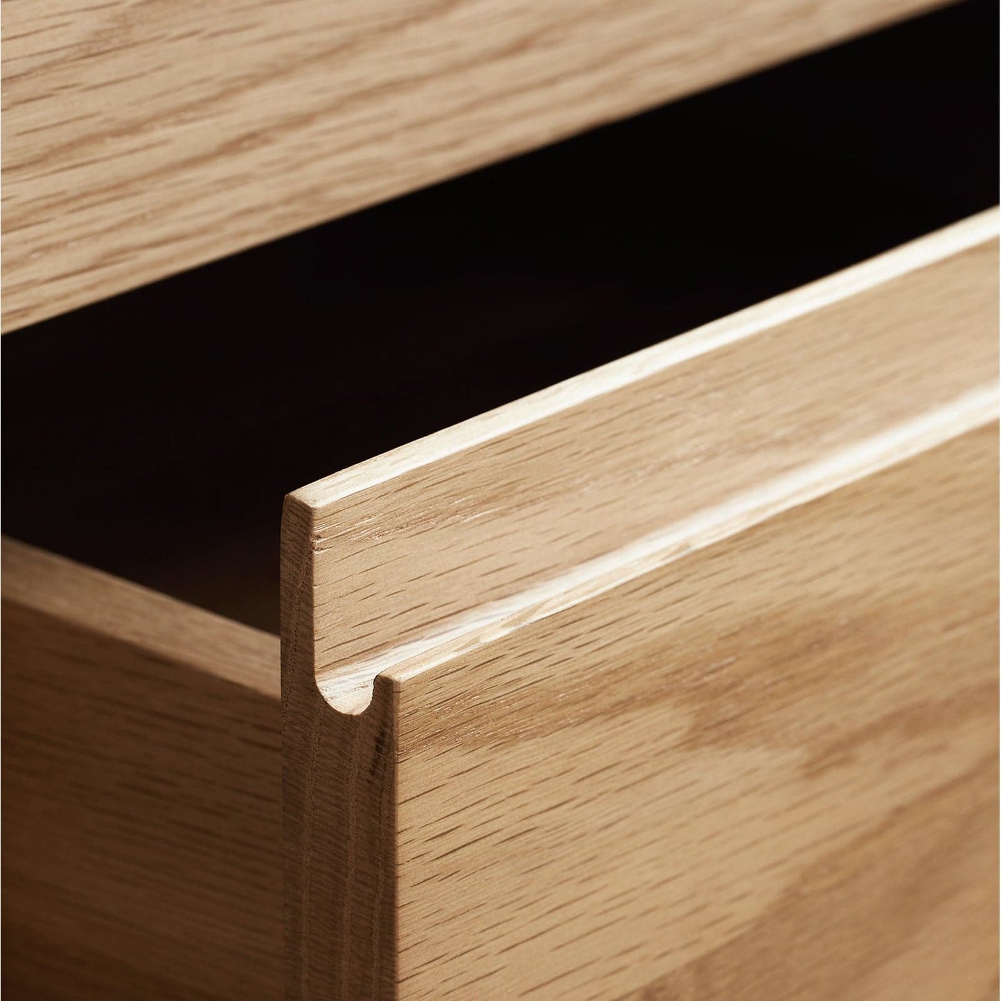Credenza Torii / Ante e cassetti in rattan intrecciato