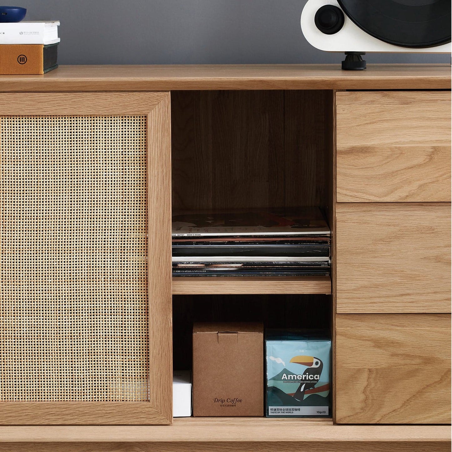 Credenza Torii / Ante e cassetti in rattan intrecciato