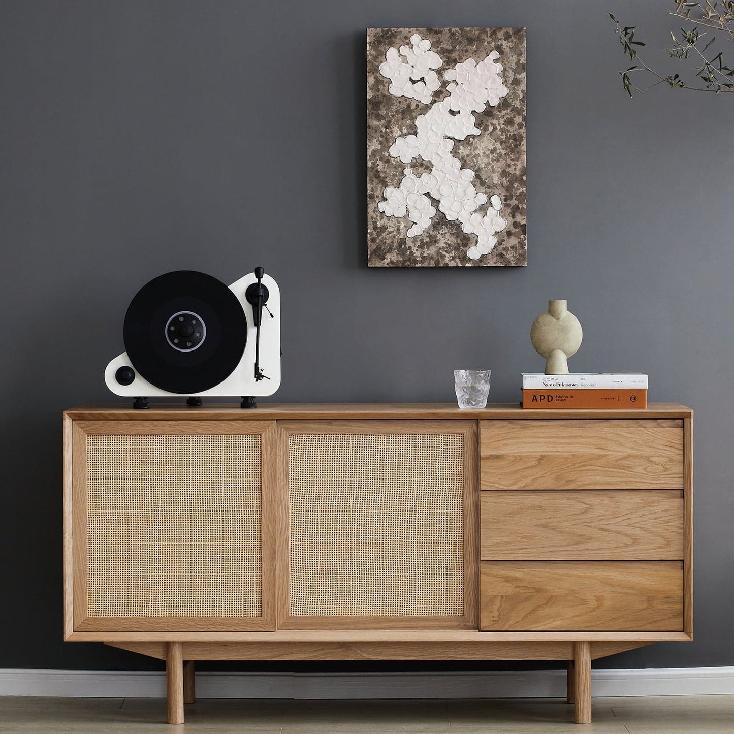 Credenza Torii / Ante e cassetti in rattan intrecciato