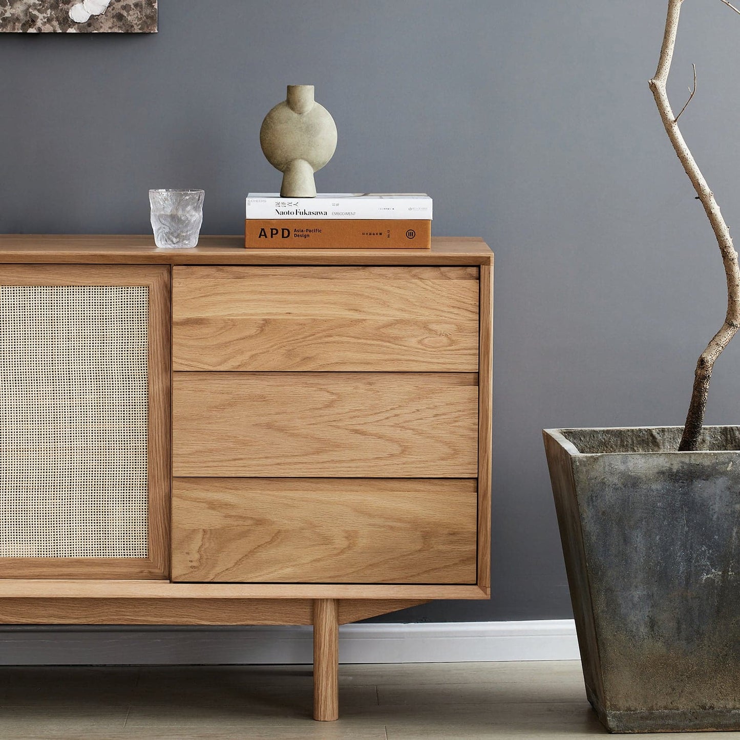 Credenza Torii / Ante e cassetti in rattan intrecciato